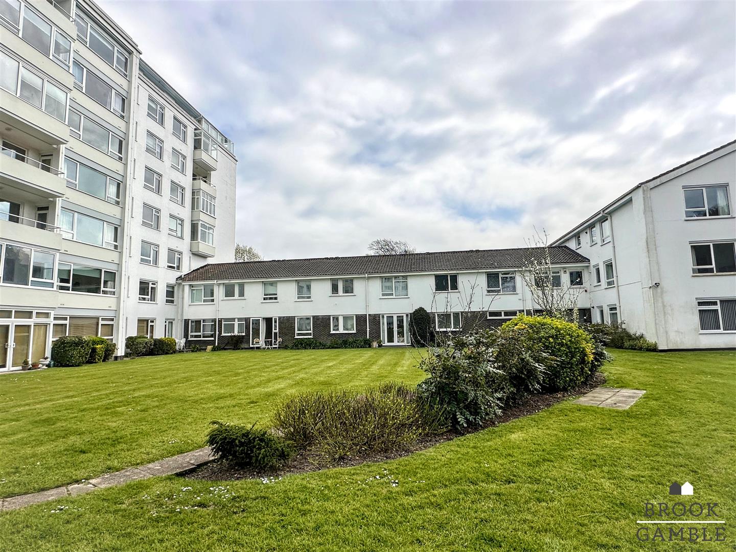 2 Bedroom Flat. Compton Place Road in Eastbourne,  2